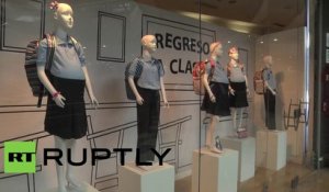 Shopping : des mannequins d'écolières enceintes dans les vitrines