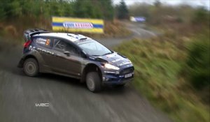 WRC, Grande-Bretagne - Hirvonen détruit un checkpoint sur un drift
