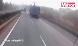 Ce routier ne se rend pas compte qu'un Porsche Cayenne a foncé dans son camion