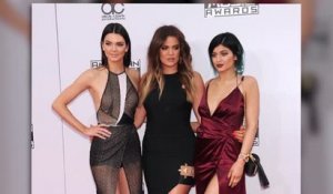 Khloé Kardashian, Kendall Jenner et Kylie Jenner dévoilent leurs jambes aux AMA