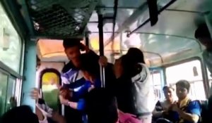 Deux soeurs ripostent face à leurs agresseurs dans un bus