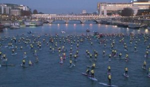 400 personnes traversent Paris sur la Seine en paddle