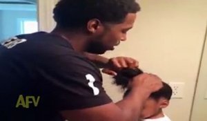 Un père attache les cheveux de sa fille