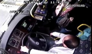 Un Chauffeur de bus vole les portefeuilles de ses passagers! Pickpocket