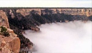 Une mer de nuages envahit le Grand Canyon aux États-Unis