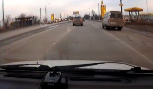 Une femme jalouse provoque un accident de voiture - road rage en russie