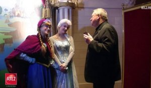 Christophe Nicolas et Stéphanie Renouvin rencontrent les princesses Elsa et Anna de "La Reine des Neiges" à Disneyland Paris