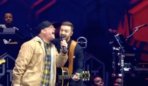 Justin Timberlake Sings With Garth Brooks "Friends In Low Places" On Stage