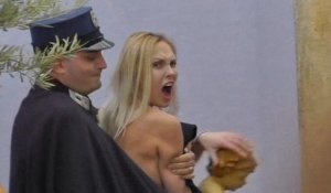 Rome: une Femen seins nus grimpe sur la crèche place Saint-Pierre