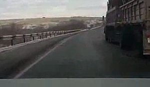 Le chauffeur de ce camion est un danger public !