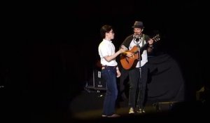 Jason Mraz invite un fan sur scène