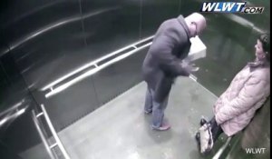 Un policier se tire dans le pied dans un ascenseur