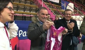 Arras: Bernard Hinault chez les basketteuses