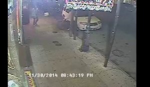 Une femme poignarde au hasard les gens dans la rue ! WTF !!
