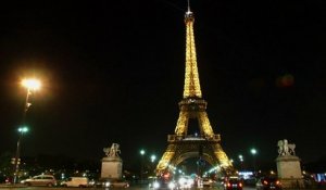 La Tour Eiffel éteinte en hommage aux victimes de Charlie