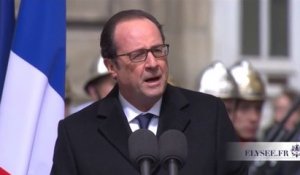 Hollande : les trois policiers "sont morts pour que nous puissions vivre libres"