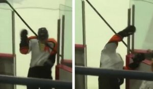 Un joueur de hockey se tape la honte en rentrant aux vestiaires