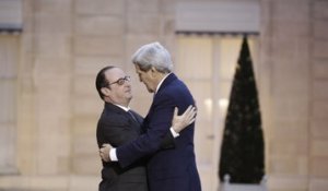 John Kerry se recueille devant l'Hyper Cacher et Charlie Hebdo