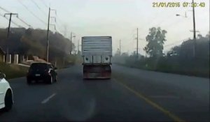Cet automobiliste tente de doubler un camion, mais ne s'attendait surement pas à ça !
