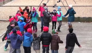 Il chante la fermeture de son école sur la Reine des neiges