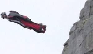 Quand Mathias Wyss s'envoie en l'air en wingsuit