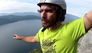 Theo Sanson traverse à 100 mètres au dessus du Lac d’Annecy