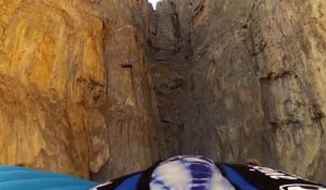 Vidéo : wingsuit au ras des falaises en Russie