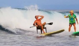 Ils surfent sur une chaise à Mentawai !