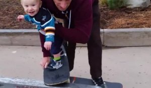 Un père qui fait découvrir le skateboard à son bébé