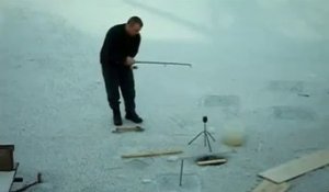 Un pêcheur sur glace rate sa prise