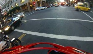 Une voiture percute un motard qui retombe sur ses pieds