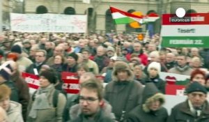 Hongrie : Merkel attendue comme le messie par des manifestants anti-Orban