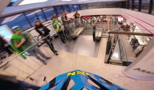 Descente en VTT dans les escalators d'un centre commercial