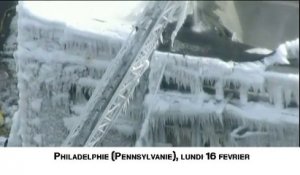 A Philadelphie, un immeuble en feu transformé en bâtiment gelé par les pompiers