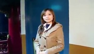 Une reporter japonaise teste un toboggan... La peur de sa vie!