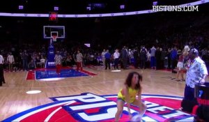 Une danseuse marque du milieu de terrain pendant le match NBA Pistons Vs Knicks