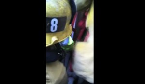 Los Angeles: des pompiers secourent un chien coincé entre deux murs
