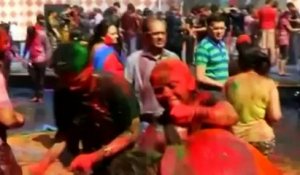 Holi, la fête grande des couleurs fait danser et chanter les Indiens
