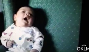 Quand des bébés éternuent pour la première fois