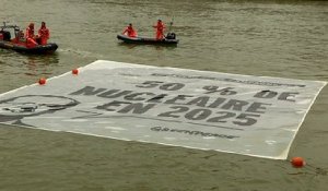 REPORTAGE - Opération anti-nucléaire de Greenpeace devant l'Assemblée nationale