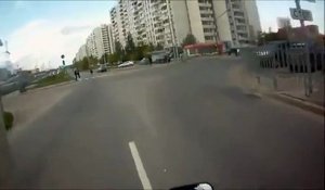 Ce motard manque de se faire tuer par un piéton