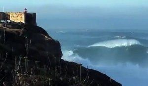 Un fou fais du surf sur une vague géante