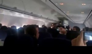 Une bataille de coussins dans un avion