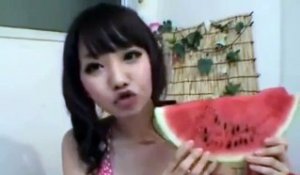 Une japonaise mange une pastèque en quelques secondes