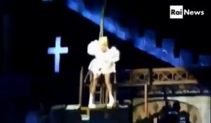 Lady Gaga se prend une poutre en plein concert