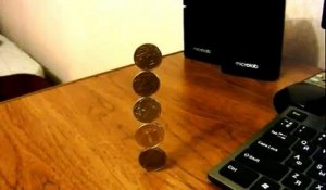 Un tour de magie incroyable avec cinq pièces de monnaie