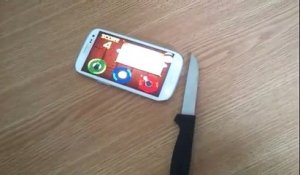 Il utilise un couteau pour jouer a fruit Ninja