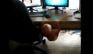 Un beau petit bébé fait des tractions