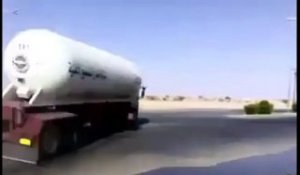 Un camionneur prenant à fond un virage à 90° !!!