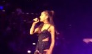 Ariana Grande se prend une grosse gamelle en plein concert